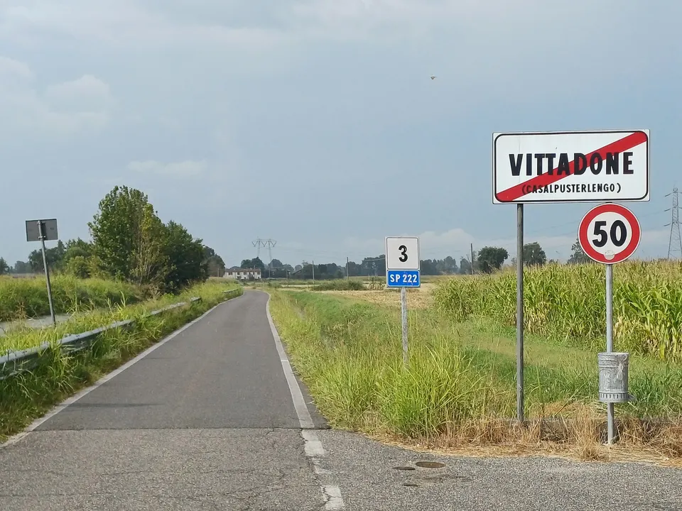Segnale di fine centro abitato a Vittadone, frazione di Casalpusterlengo.