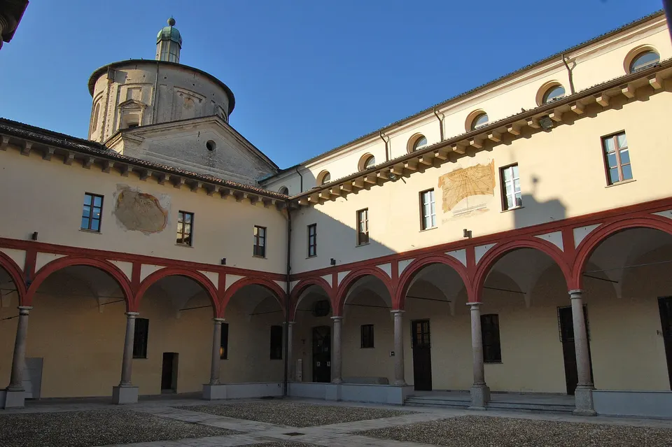 Cortile interno del palazzo San Cristoforo, a Lodi. Sullo sfondo la cupola della chiesa (sconsacrata) di San Cristoforo