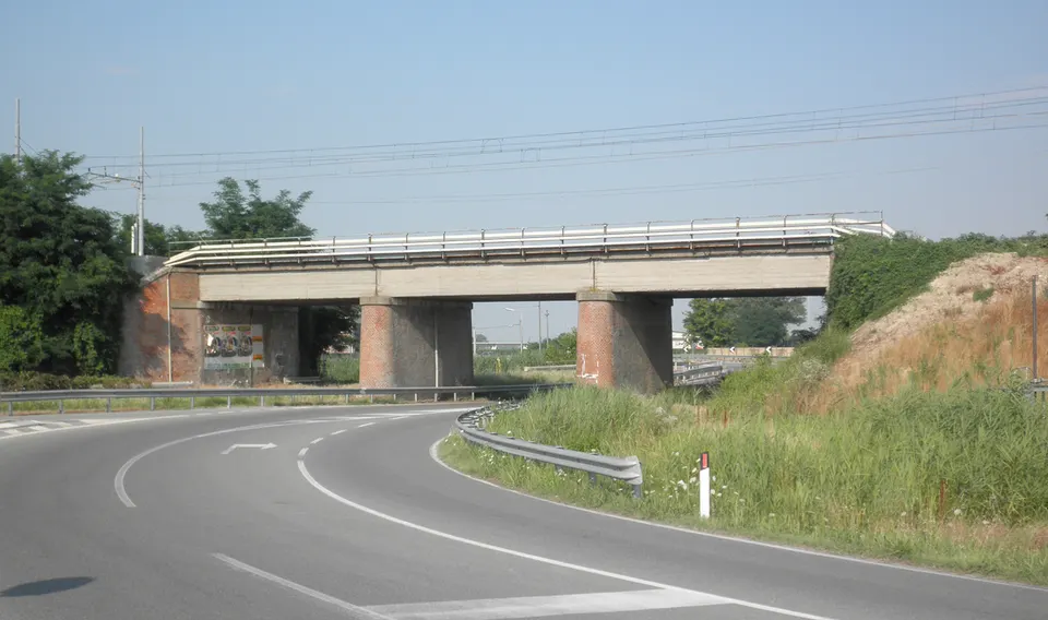 Cavalcavia ferroviario della ferrovia Milano-Bologna sulla provinciale n. 145, presso San Rocco al Porto.