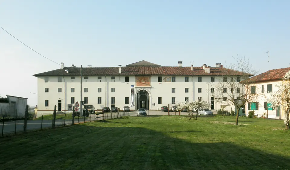 Palazzo Calderari a Turano Lodigiano, facciata lato paese.