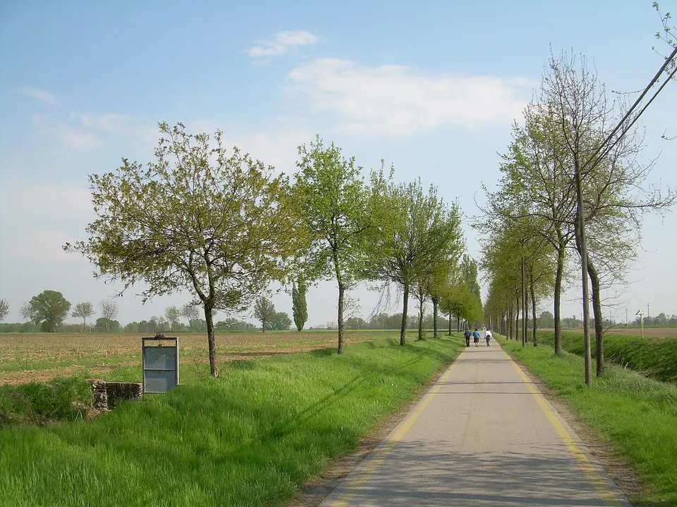 Pista ciclabile Dorsale dell'Adda a Camairago nel Parco Adda Sud, Italia.
