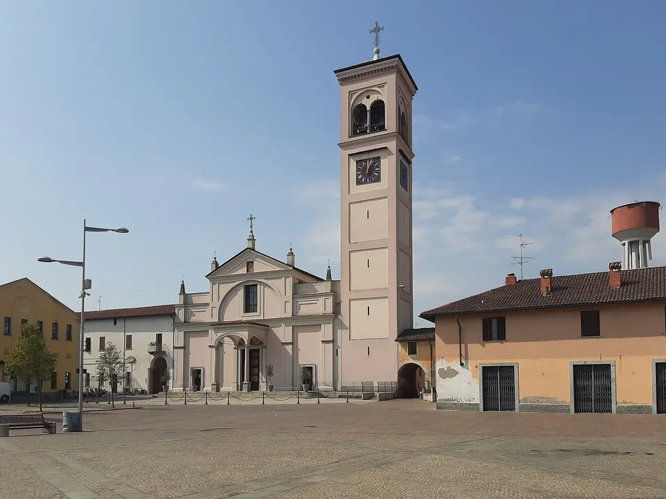 Lodi Vecchio, la piazza Vittorio Emanuele e la chiesa parrocchiale di San Pietro.
